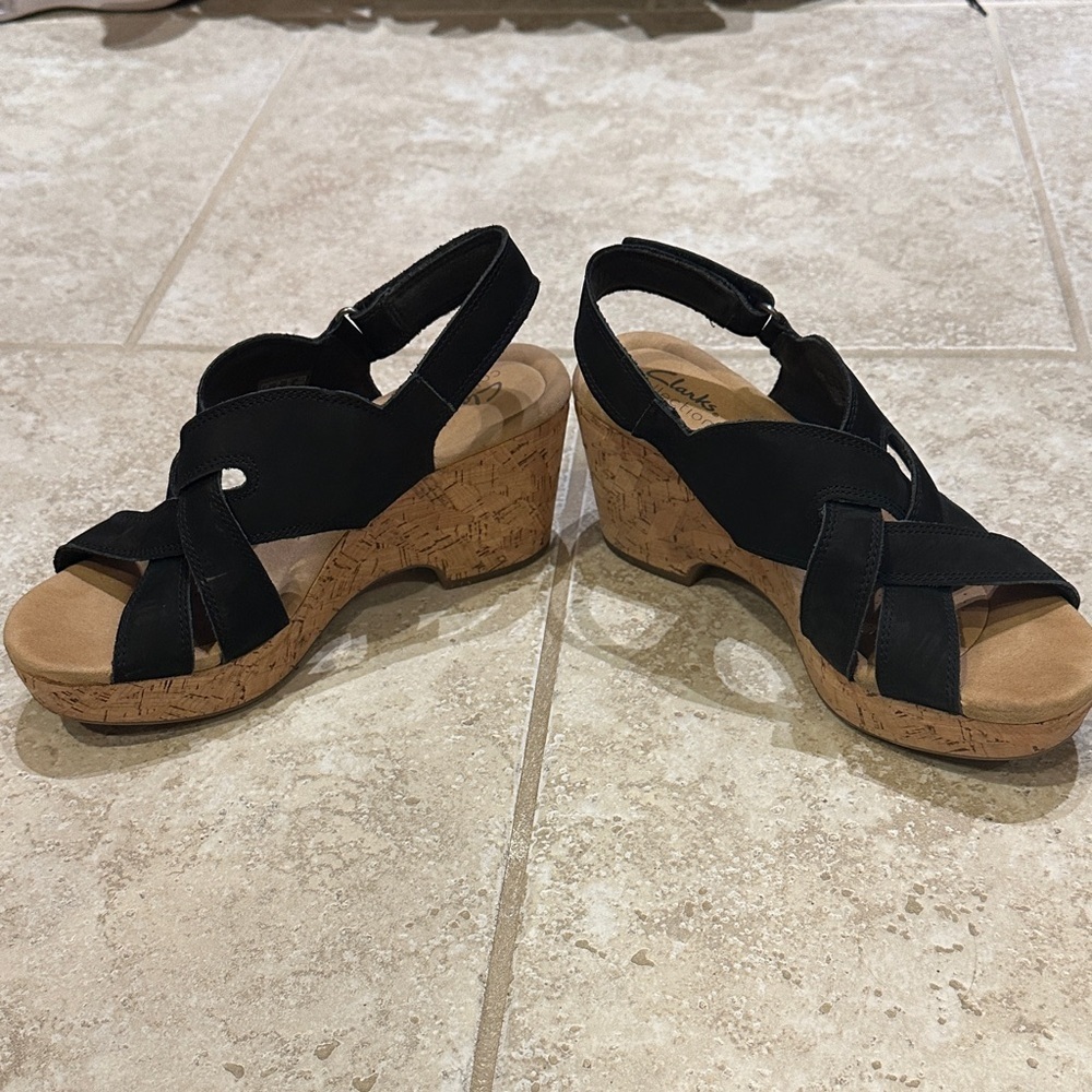 Clarks Women's Black and Tan Sandals​​ - Picture 2 of 6